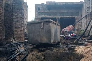 रायबरेली: आग लगने से दो घरों की गृहस्थी जलकर खाक, सो रहे लोगों ने भागकर बचाई जान