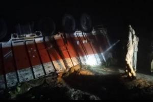 रायबरेली: गंगा नदी के पुल की रेलिंग तोड़कर नीचे गिरा तेज रफ्तार ट्रक, ड्राइवर व क्लीनर घायल