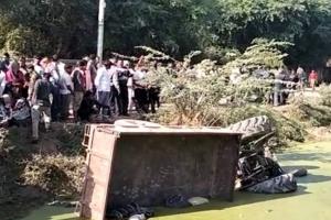 हमीरपुर: भूसा लेने जा रहा ट्रैक्टर-ट्रॉली तालाब में पलटा, एक की मौत, दो घायल