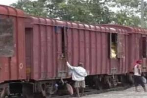 जौनपुर: रेलवे पटरी चटकने से  रेलवे क्रॉसिंग पर डेढ़ घंटे खड़ी रही मालगाड़ी, बदलापुर-प्रयागराज मार्ग पर लगा जाम