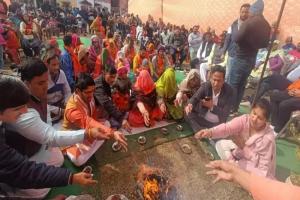 घर वापसी: खुर्जा में क्रिसमस डे पर 100 लोगों ने त्यागा ईसाई धर्म, फिर बने हिंदू