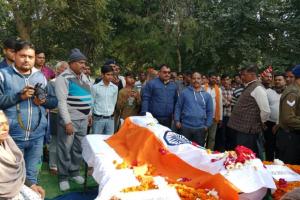 बाराबंकी: दरियाबाद पहुंचा सैनिक का पार्थिव शरीर, राजकीय सम्मान के साथ किया गया अंतिम संस्कार 