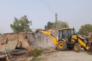 सुल्तानपुर: HC के आदेश पर चला बुलडोजर, तालाब की जमीन पर बने दो घर और 11 दुकान जमींदोज 