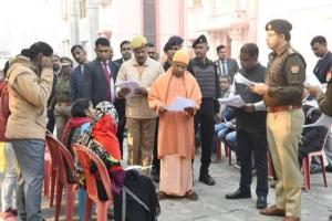 मुख्यमंत्री योगी ने गोरखपुर सुनी लोगों की फरियाद, अधिकारियों को दिये यह निर्देश