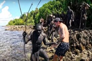 Video: बाहरी दुनिया से कोई संपर्क न रखने वाले आदिवासियों से मिला ऑस्ट्रेलिया का यूट्यूबर