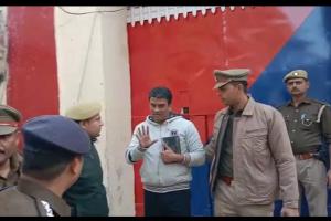 SP MLA Irfan Solanki कानपुर जेल से महाराजगंज के लिए रवाना, पुलिसकर्मियों से हुई नोकझोंक