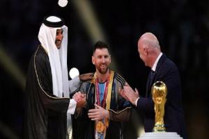 FIFA World Cup जीतने के बाद Lionel Messi को काला लबादा क्यों ओढ़ाया गया? जानिए इतिहास