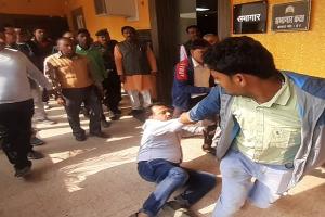 कानपुर: भाजपा नेता और नगर आयुक्त की बहस, नगर निगम कर्मियों ने घसीटते हुए निकाला बाहर, बैठी जांच