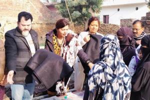 शाहजहांपुर: वीआईपी ग्रुप ने जरूरतमंदों को वितरित किए कंबल
