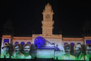 Kanpur: गांधी भवन की इमारत पर दिखी इतिहास की झलक, फूलबाग में लेजर शो के जरिये प्रोजेक्शन मैपिंग शो का हुआ प्रीमियर