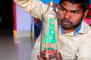 ओडिशा के कलाकार ने कांच की बोतल में ईसा मसीह की लघु प्रतिकृति बनाई, बनाने में लगे 7 दिन 