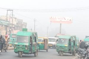  लखनऊ: कोहरे में छाई धुंध, थम गया यातायात, सीतापुर हाइवे पर रेंगते हुए दिखे वाहन 