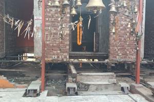 शाहजहांपुर: हनुमान मंदिर को दो दिन में पांच फीट पीछे हटाया गया