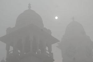Weather Forecast Kanpur : कोहरे से थमी वाहनों की रफ्तार, ठिठुरते नजर आए बच्चे, यहां देखें- ठंड की तस्वीरें