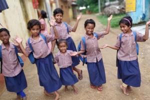 नक्सलवाद को मात: इस गांव में आदिवासी बच्चे पढ़ रहे हैं अंग्रेजी, आजादी के बाद पहली बार पहुंची बिजली