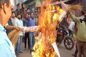 जौनपुर: भाजपा पदाधिकारियों और कार्यकर्ताओं ने पुतला दहन कर जताया विरोध