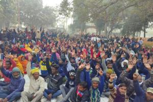 अयोध्या: सफाई कर्मियों ने किया प्रदर्शन,अधिकारियों पर लगाया उत्पीड़न का आरोप