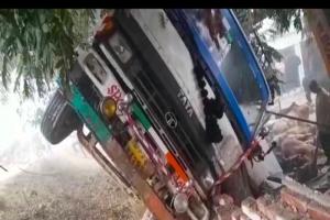 जौनपुर: कोहरे के चलते अनियंत्रित ट्रक पलटी, कई पशुओं की हुई मौत 
