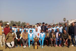 अयोध्या: 33वीं सीनियर नेशनल टेनिस बॉल बालिका क्रिकेट प्रतियोगिता की विजेता टीम को किया गया सम्मानित