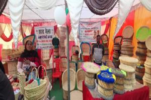 सुल्तानपुर :  मूज क्राफ्ट के फर्नीचर व समूह के आचार लोगों को लुभाया