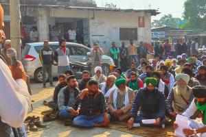 काशीपुर: मालिकाना हक दिलाने को एसडीएम कोर्ट के बाहर गरजे किसान