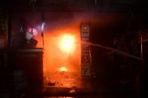 बाराबंकी : कपड़े की दुकान में लगी भीषण आग, करोड़ों का माल जलकर राख