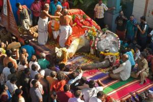 Video: हथिनी लक्ष्मी की अंतिम यात्रा में उमड़ा जनसैलाब, रोते दिखे लोग