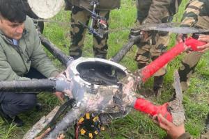 नापाक साजिश फिर नाकाम...पंजाब में BSF ने एक पाकिस्तानी ड्रोन मार गिराया 
