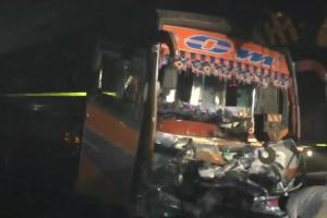 गुजरात के नवसारी में लग्जरी बस और एसयूवी की टक्कर में 9 लोगों की मौत,  29 घायल 