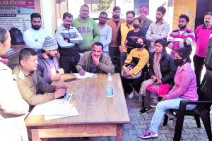 बाजपुर: शैलून संचालक पर कार्रवाई की मांग 
