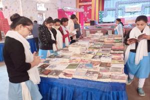 पुस्तक प्रदर्शनी का उद्घाटन : मंजिल तक पहुंचने में पुस्तकें मददगार