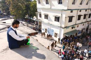 हल्द्वानी: छात्रसंघ चुनाव को लेकर प्राचार्य कक्ष की छत पर पेट्रोल लेकर चढ़ा छात्र, हड़कंप