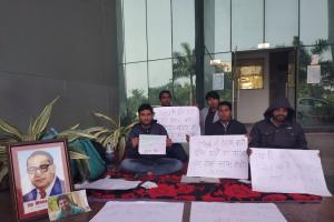 अनिश्चित कालीन धरना: बीबीएयू में फीस बढ़ोत्तरी को लेकर छात्रों का प्रदर्शन