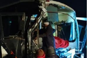 वाराणसी : श्रद्धालुओं से भरी बस हाईवे किनारे खड़े ट्रक से टकराई,13 घायल