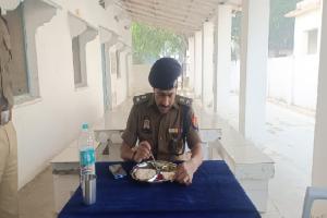 बाराबंकी : पुलिस मेस में भोजन कर एसपी ने परखी भोजन की गुणवत्ता