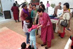 शाहजहांपुर: कारागार में बंदी महिलाओं और बच्चों को बांटे गर्म वस्त्र