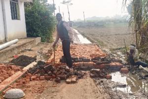 अयोध्या : गंवई सरकार को आईना दिखा खुद बनवाई सड़क