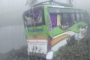 सीतापुर : अनियंत्रित होकर खड्ड में पलटी बस, 20 यात्री जख्मी