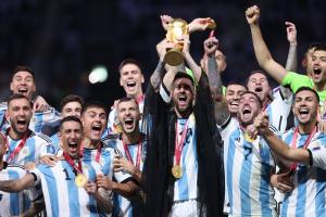FIFA World Cup 2022 : अर्जेंटीना पहुंचे वर्ल्ड चैम्पियन Lionel Messi, सड़कों पर उमड़ा हुजूम...VIDEO देख रह जाएंगे हैरान 