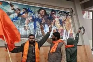 King Khan की 'पठान' फिल्म रिलीज, विरोध में फाड़े पोस्टर...फेंकी स्याही