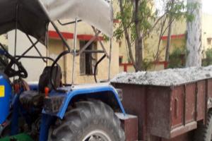 बलिया: SDM ने पकड़ी बालू लदी ट्रैक्टर ट्राली, पुलिस ने किया सीज