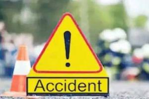 हरदोई: खाईं में कार पलटने से ड्राइवर की मौत, 3 लोग जख्मी 