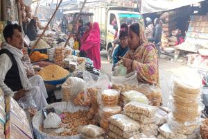 लखनऊ: सकट चौथ कल, पूजन के लिए महिलाएं कर रहीं खरीदारी  