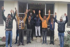 सुल्तानपुर: मानदेय भुगतान को लेकर विद्युत संविदा कर्मियों ने किया प्रदर्शन