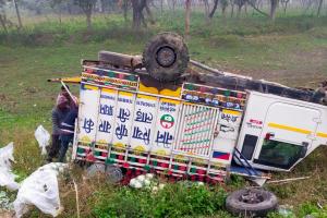 बहराइच: नानपारा जा रहा गोभी लदा पिकअप वाहन पलटा, चालक घायल