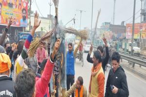 हैदरगढ़ में युवाओं ने जलाया स्वामी प्रसाद का पुतला, रामचरित मानस पर दिया है विवादित बयान  