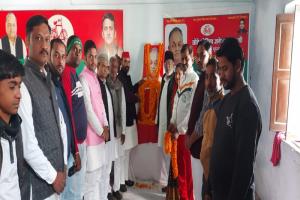 जौनपुर: समाजवादी पार्टी कार्यालय पर मनाई गई जनेश्वर मिश्र की पुण्यतिथि