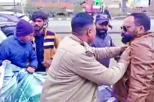 रुद्रपुरः हिंदूवादी संगठनों ने पठान मूवी का किया विरोध, फाडे़ पोस्टर, पुलिस से हुई धक्का मुक्की