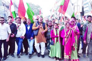 गदरपुरः कांग्रेस ने पैदल मार्च निकालकर पेपर लीक और महंगाई के खिलाफ किया प्रदर्शन