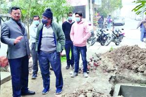 काशीपुरः निगम ने सार्वजनिक मार्ग पर किए गए अतिक्रमण को हटाया